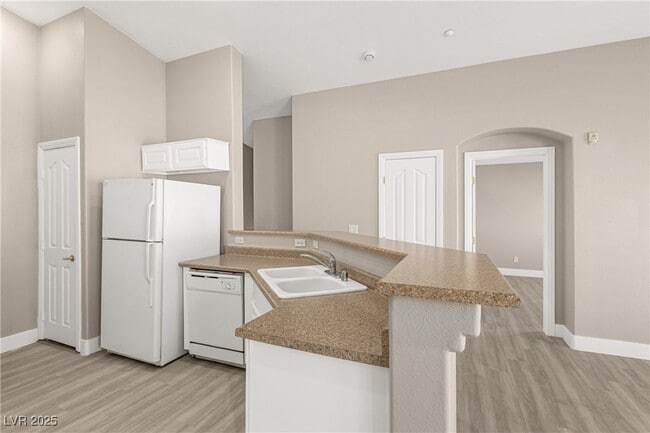 Building Photo - 2088 Overton Beach St
