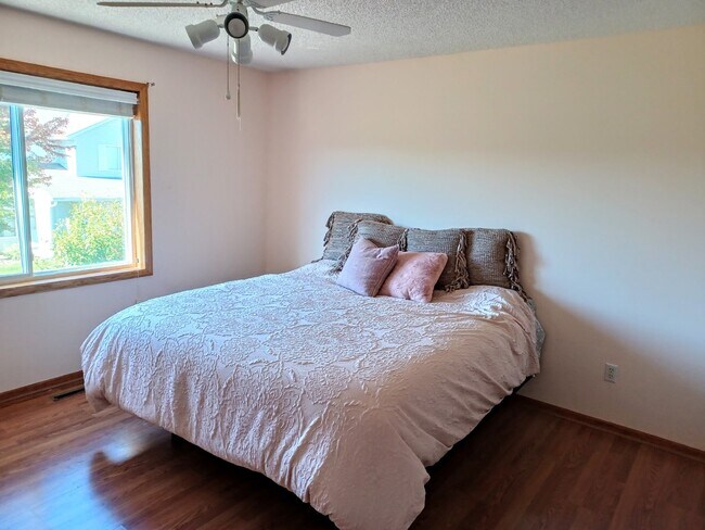 Building Photo - 2 Bedroom 2 Bath End Unit Townhouse - Shakopee