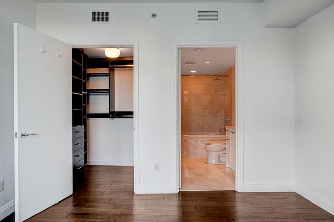 Building Photo - Turnberry Towers 2705W-City/Golf Course Views from this Stunning 1Bd/1.5Ba Residence