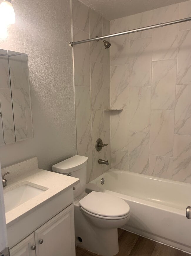 Building Photo - Renovated 3 Bedroom/ 1.5 Bath in Great Neighborhood