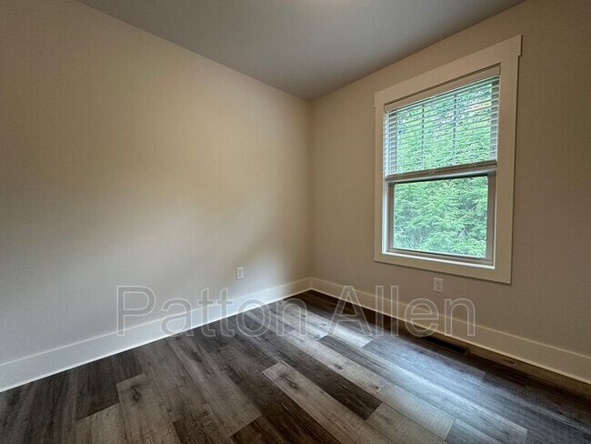 Building Photo - 129 Aurora Dr