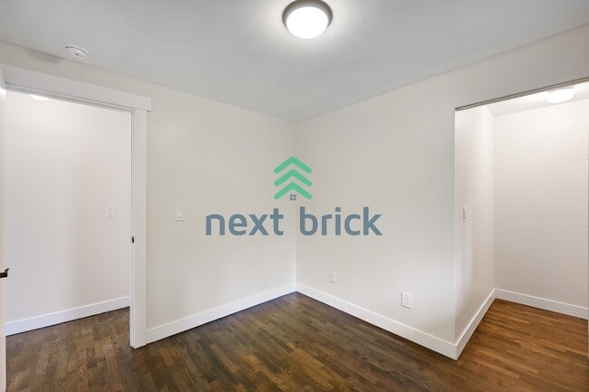 Building Photo - "Charming Bellevue 4-Bed Oasis with 2 Baths - Spacious 1560 Sq Ft Retreat!"