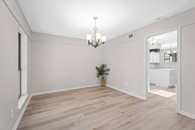 Building Photo - 16015 Southampton Dr