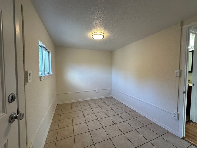 Building Photo - 809 Willard. New pictures coming soon!!