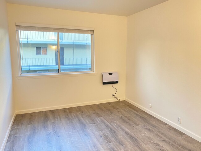 Building Photo - Advent - Bright and Spacious Two Bedroom C...