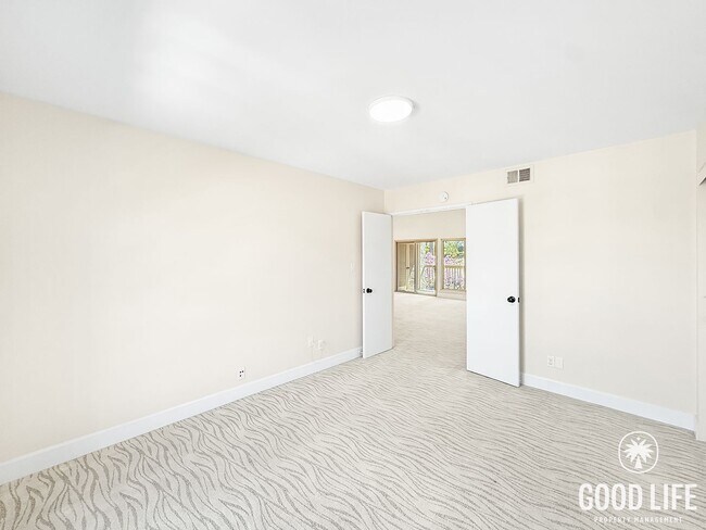 Building Photo - Top-Floor 3BR Retreat with Balcony Views & In-Unit Laundry in San Diego!