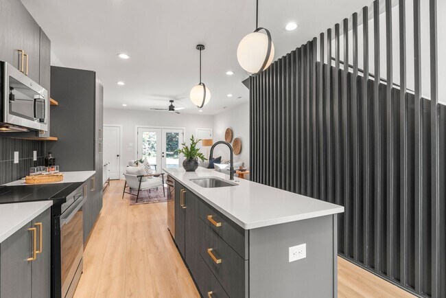 Building Photo - Modern Living in the Heart of Plaza Midwood!