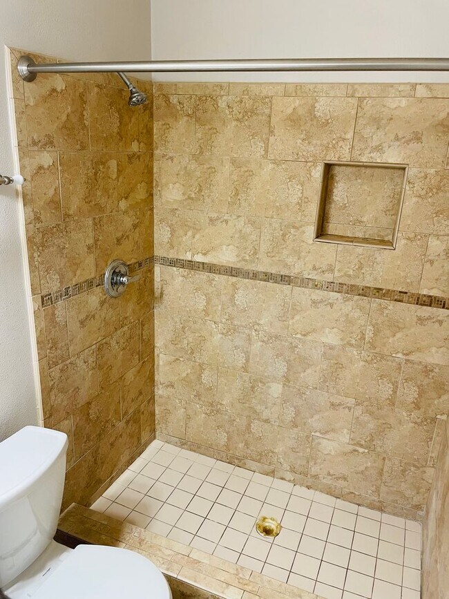 Building Photo - Quiet and provate location near TMH