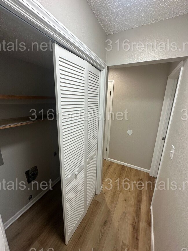 Building Photo - $925- 2 bedroom 1 bath - Apartment located in Riverside