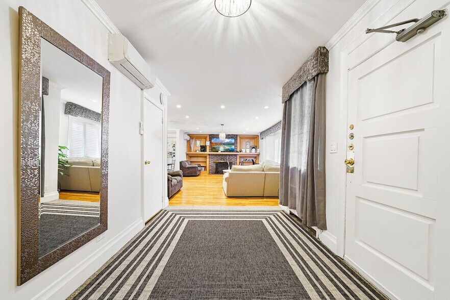 Building Photo - 37 Roosevelt Ave