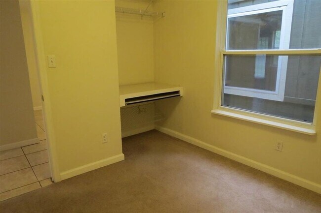 Building Photo - Awesome Townhouse with a Garage!