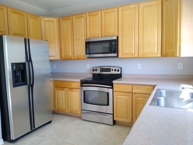 Building Photo - Gorgeous 2 Story 3 Bedroom 2.5 Baths in Da...
