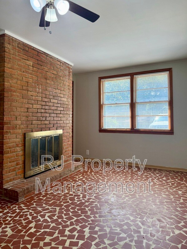 Building Photo - 1834 St Elmo Ave