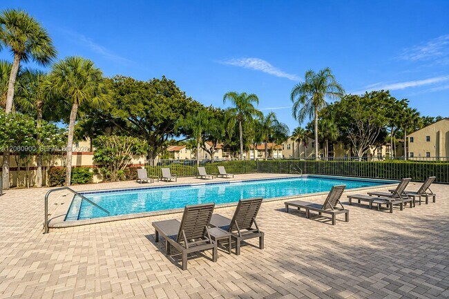 Building Photo - 6585 Somerset Dr