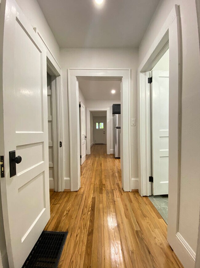 Building Photo - The Oaks Apartments