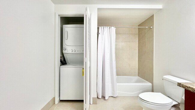 Building Photo - MOVE-IN READY 1 BED/1 BATH/1 PRKG IN 909! ...