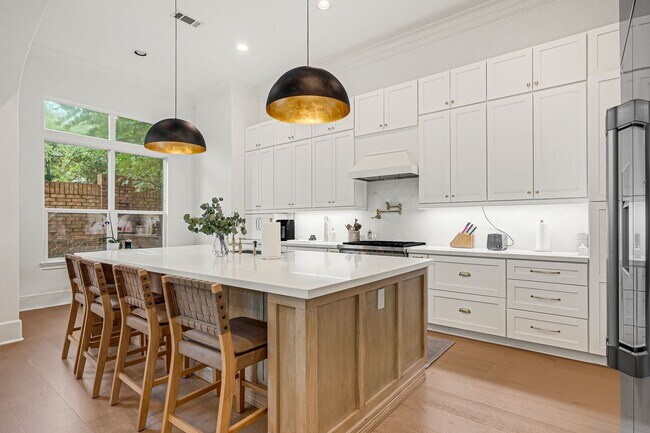 Building Photo - 2706 Tudor Manor