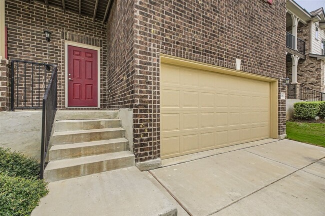 Building Photo - Home in Weston Oaks! $250 off of the first...