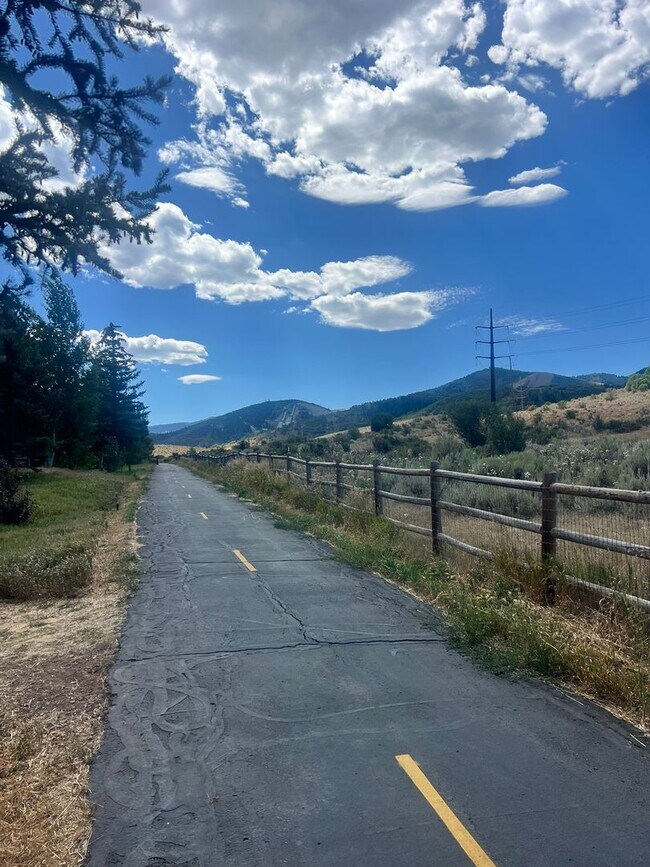 Building Photo - Top Floor Crestview Condo