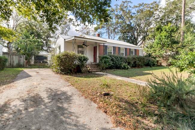 Building Photo - 23 N Parkwood Dr