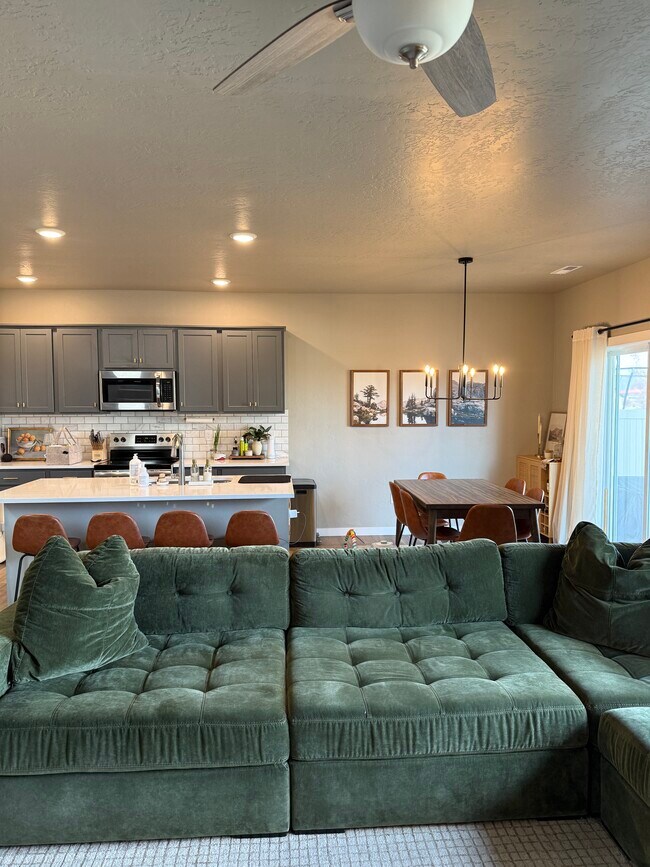 Building Photo - 336 S Calf Crk Ave