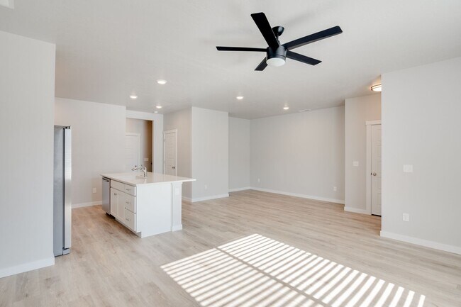 Building Photo - This 3 bedroom/2.5 bath townhome is ready for you!