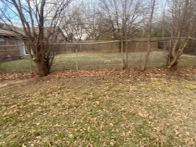 Building Photo - 3 bedroom 2 bath