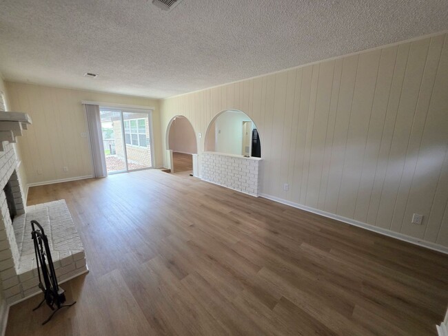 Building Photo - 5BR/2BA home with large family room