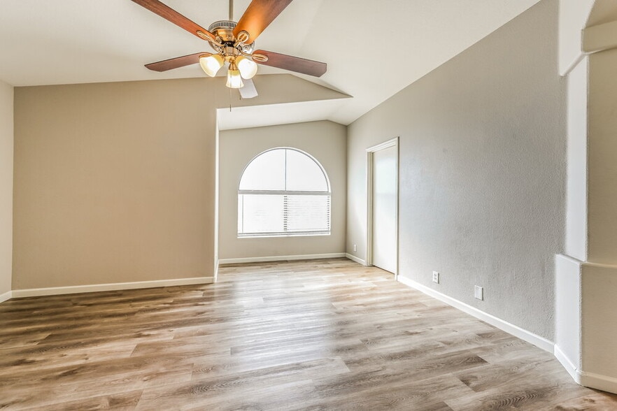 Building Photo - 2110 E Behrend Dr