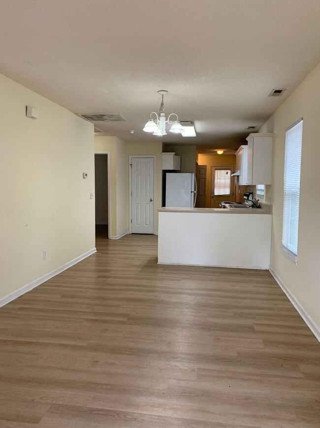 Building Photo - 3 Bedroom, 2 Bath House Available On Wesle...