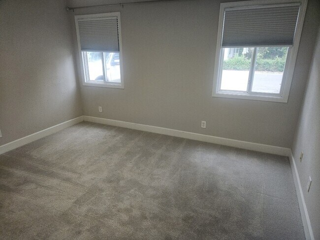 Building Photo - 802 E Main St