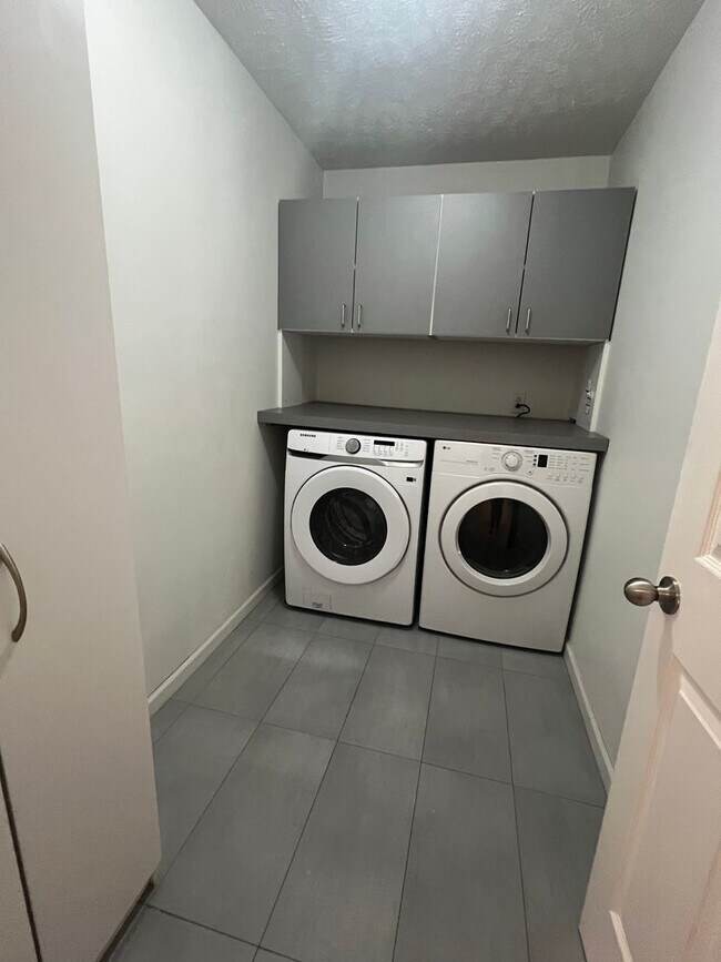 Building Photo - CONVIENT... TOWNHOME 2 BEDROOM 2.5 BATH