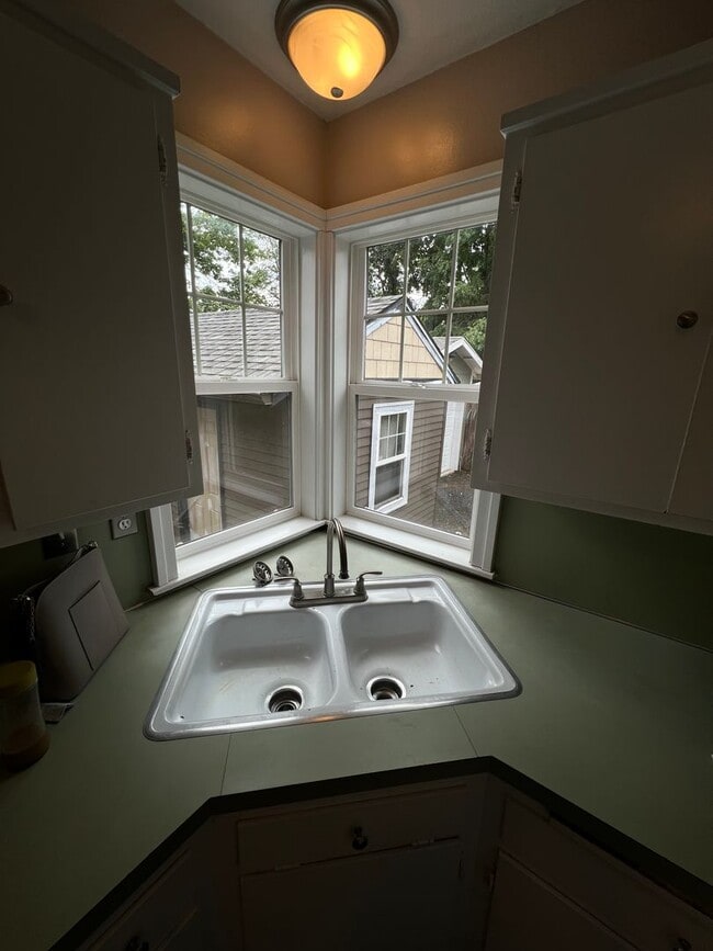 Building Photo - 4 Bed, 1 Bath, Large fenced yard, Shop, En...