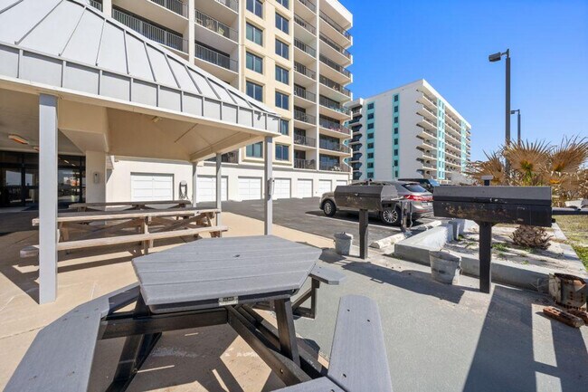 Building Photo - 111 W Beach Blvd