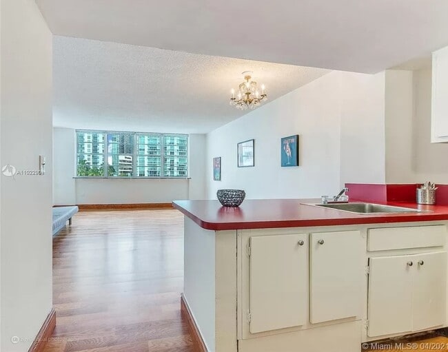 Building Photo - 905 Brickell Bay Dr