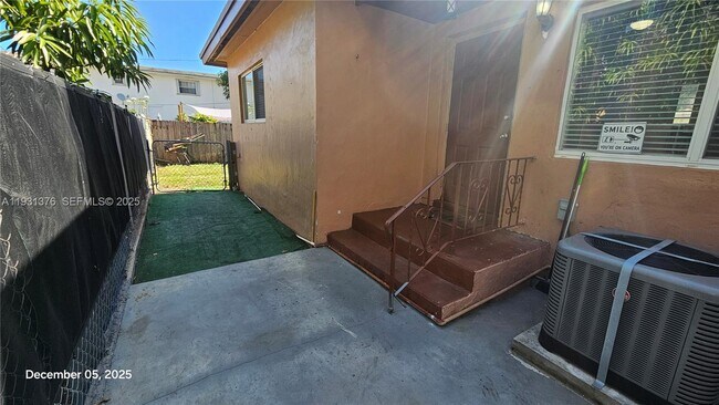 Building Photo - 1830 Monroe St