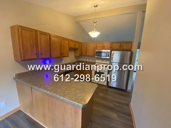 Building Photo - Updated Townhouse Available December 1st, ...