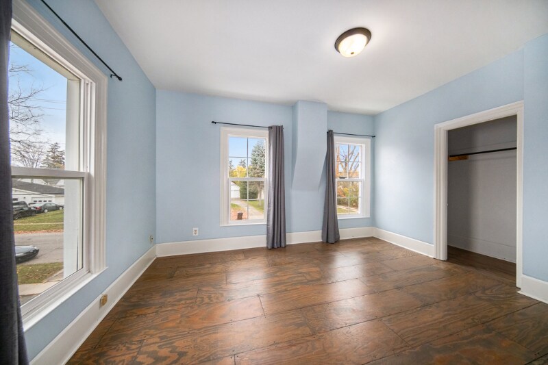 Building Photo - 212 Kilbuck St E