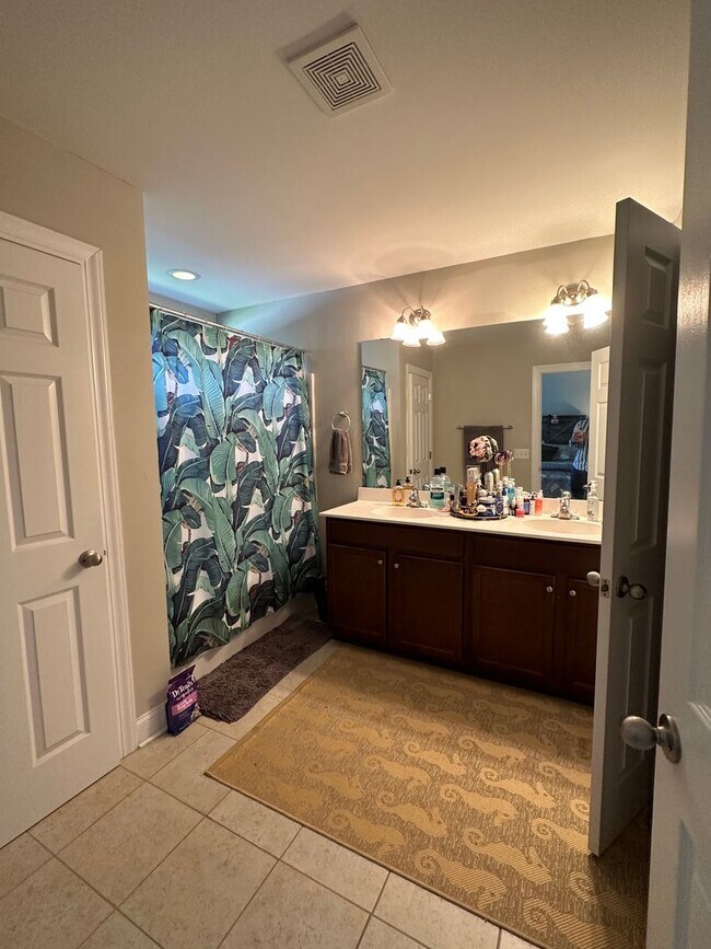 Building Photo - Updated Three Bedroom Townhome in West Ashley