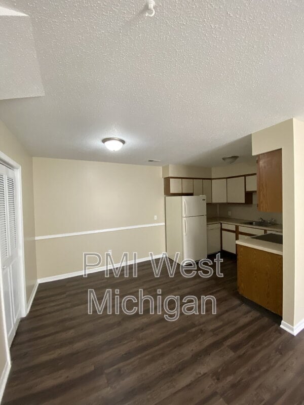 Building Photo - 6065 In the Pines Dr SE