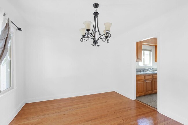 Building Photo - Spacious 4 BR 3 BA Home in Prime West L.A.