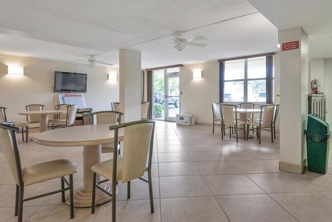 Building Photo - 1009 N Ocean Blvd