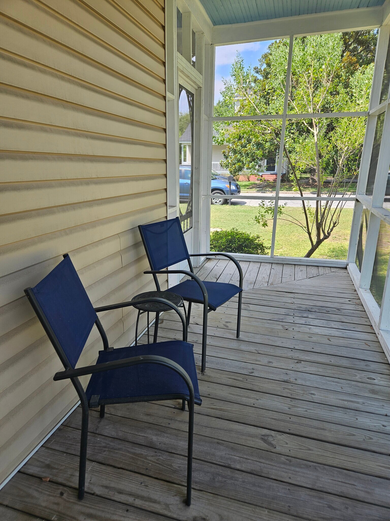 Screened in side porch - 1315 Dover St