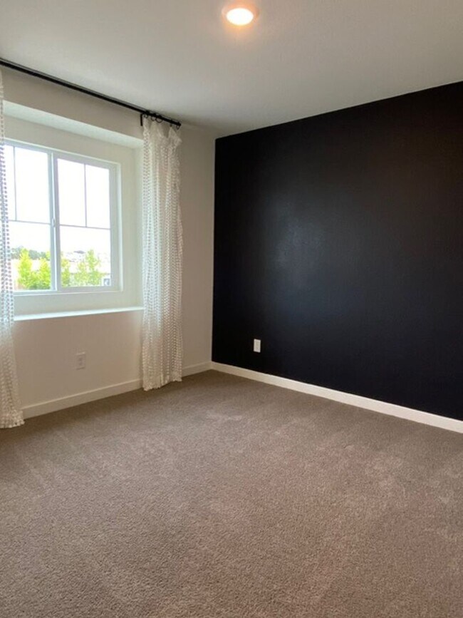 Building Photo - 2023 model home in solar community! Available 4/1