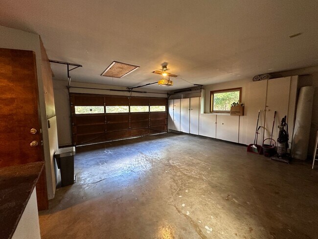Building Photo - 18040 OR-22