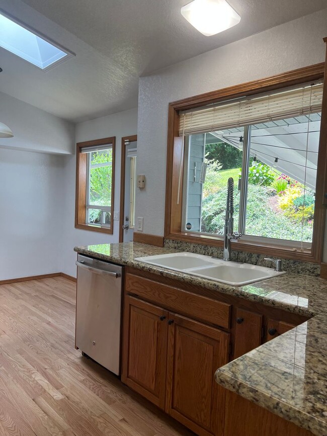 Building Photo - 3 bedroom 2.5 bathroom Home in Lake Steven...