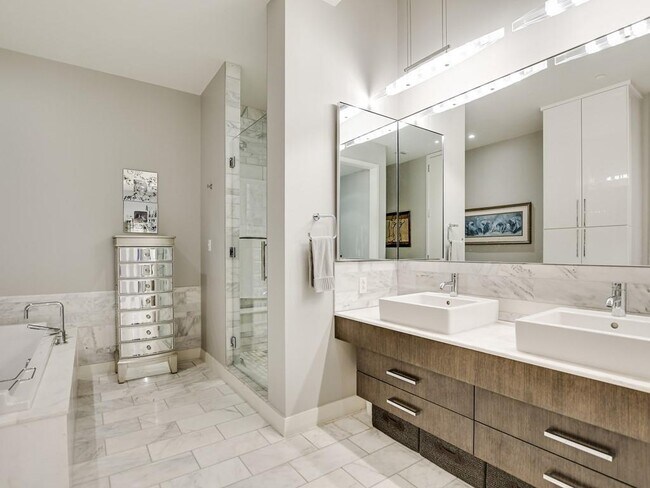 Building Photo - 210 Lavaca St