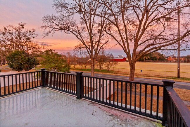 Building Photo - 1502 Tryon Rd