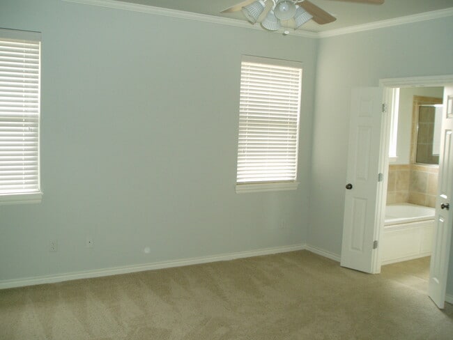 Building Photo - 3 Bed + Office - Large master - Edmond Sch...