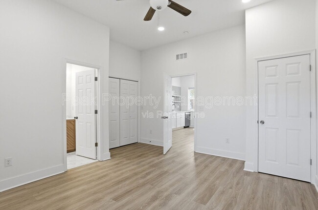 Building Photo - 3014 Parkwood Ave